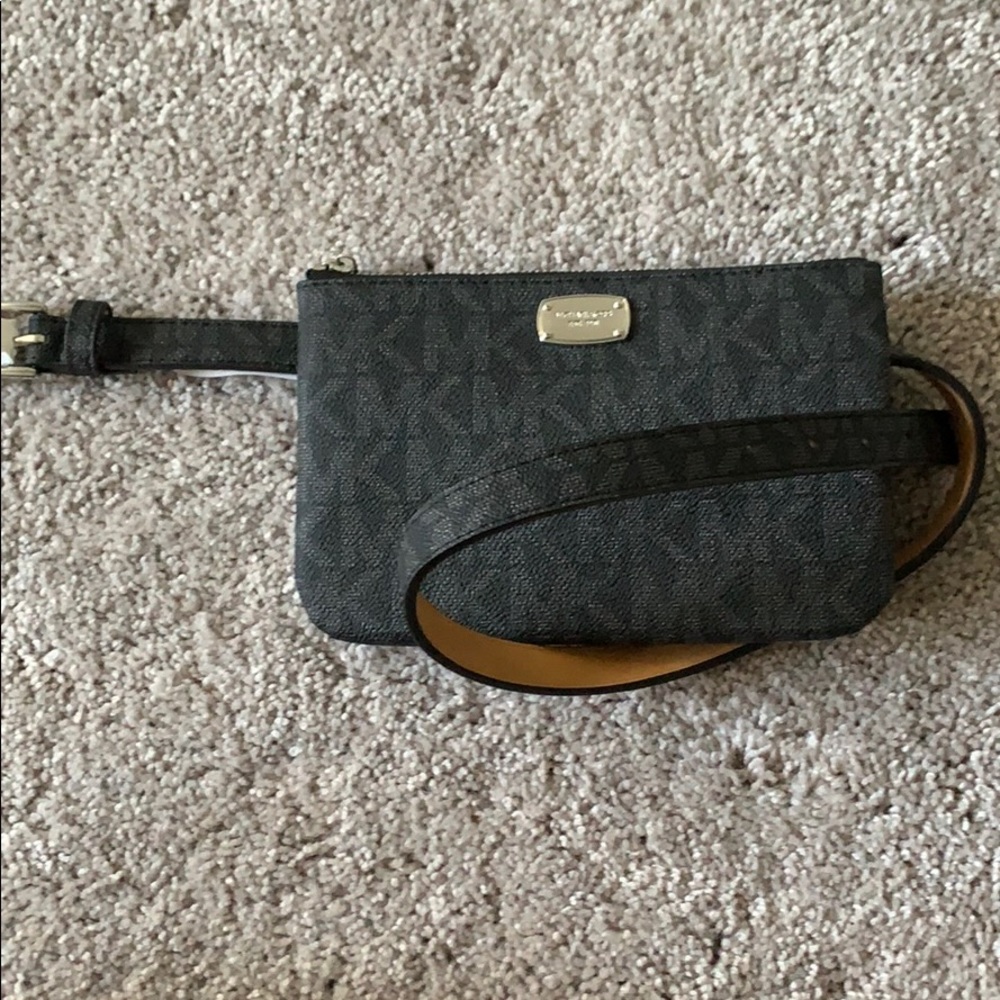 Michael Kors Fannie pack size Small